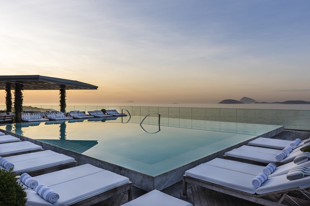 Der Pool des Hotel Fasanos liegt hoch über dem Atlantik, Rio de Janeiro und den Ozean zu seinen Füßen.