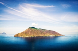 Blick auf die Insel Salina vom Meer raus