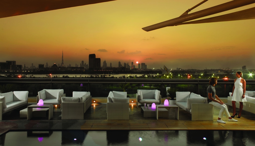 Der Rooftop-Pool im Jameirah Creekside Hotel in Dubai blickt über die Stadt - und die Hotellobby.
