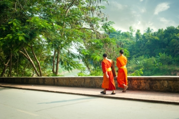 Mönche auf Straße in Laos