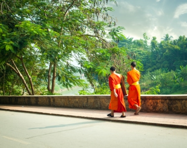 Mönche auf Straße in Laos