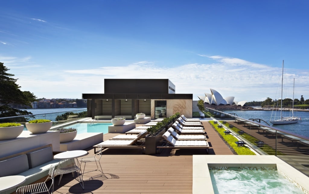 Wer Sightseeing in Sydney mit Entspannung verbinden möchte, der besucht am besten den Pool des Park Hyatt mit Blick auf die weltberühmte Oper. 