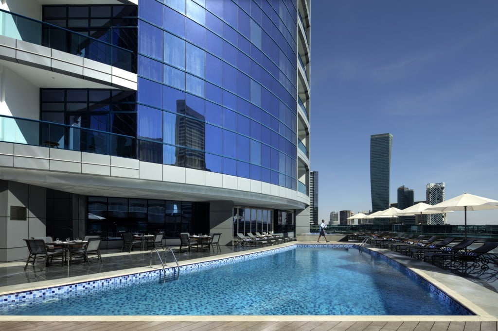 Swimmingpool im Radisson Blu Dubai Waterfront