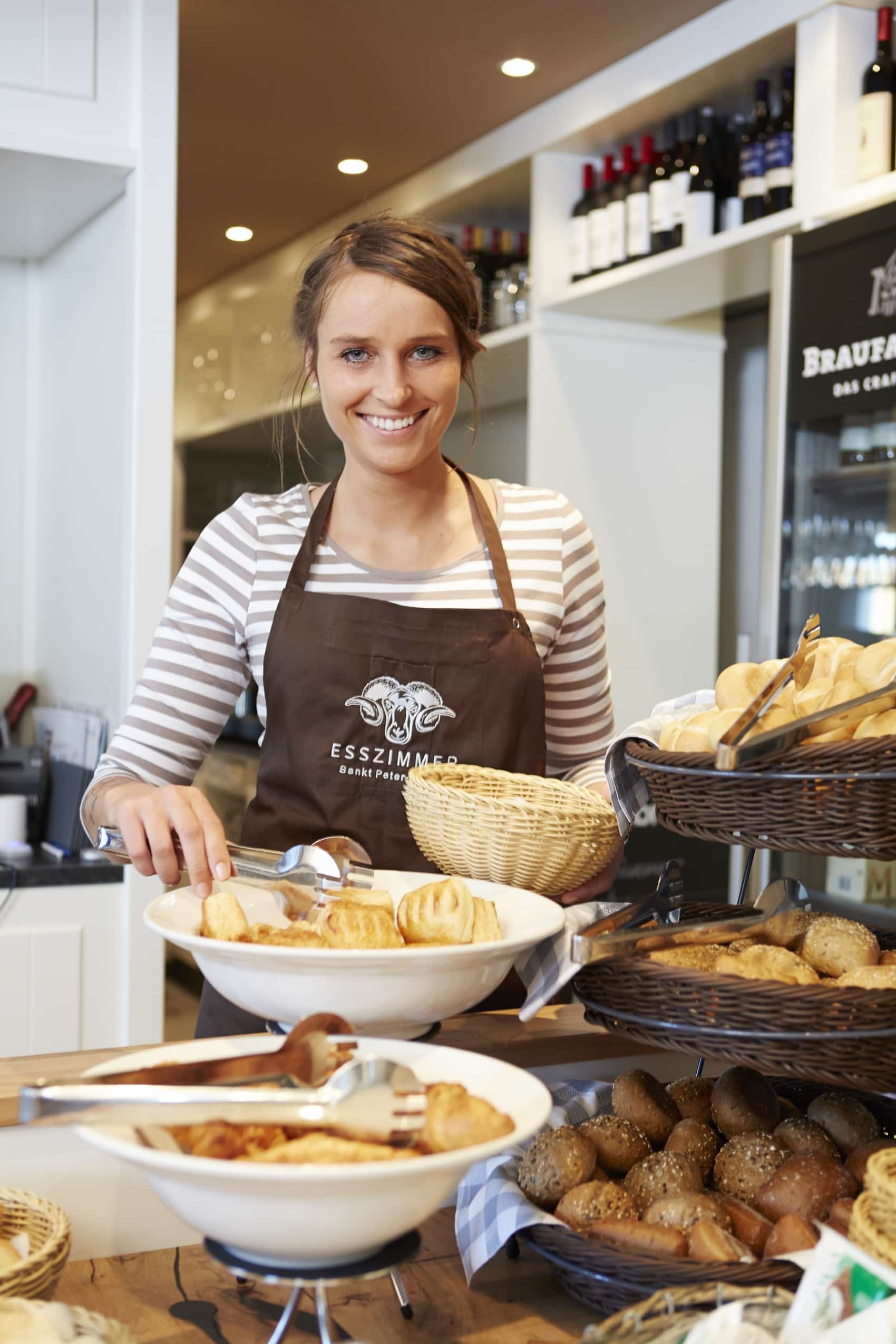 Frühstücksdame im Hotel Zweite Heimat