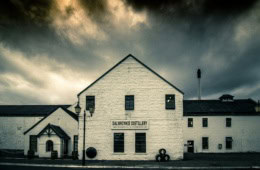 Distillerie bei schlechtem Wetter in Speyside Schottland