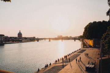 Flussufer in Toulouse bei Sonnenuntergang, eine der Sehenswürdigkeiten der Stadt