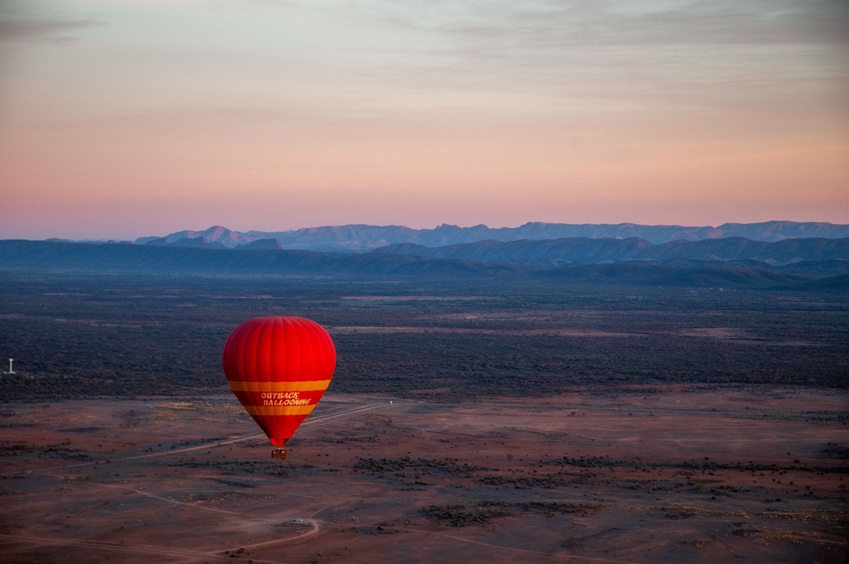 Ballon fliegt über Gegend um Alice Springs, Australien 