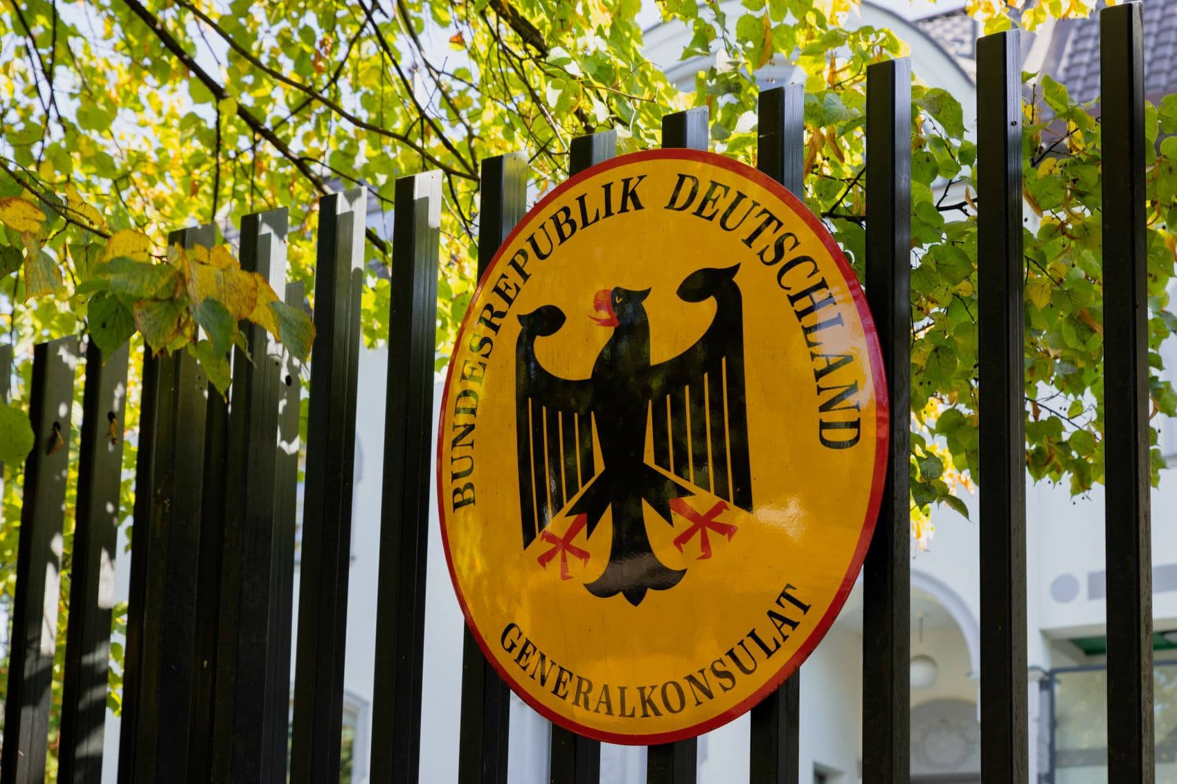 Schild mit Aufschrift Generalkonsulat Deutschland 