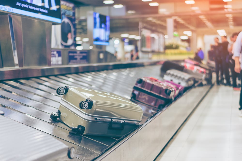 Gepäcklaufband mit Koffern am Flughafen