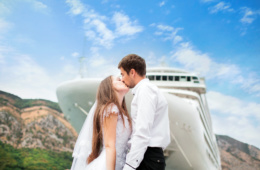 Heiraten auf dem Schiff: Paar im Hafen