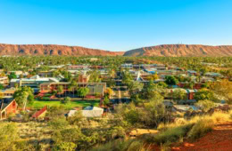 Luftbild der Skyline von Alice Springs, Australien