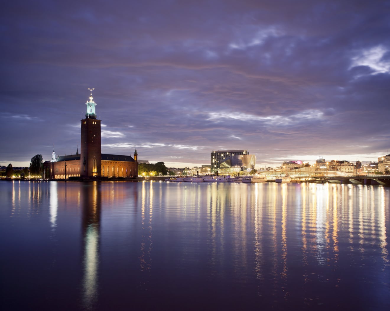 Blick auf Skyline von Stockholm in der Dämmerung