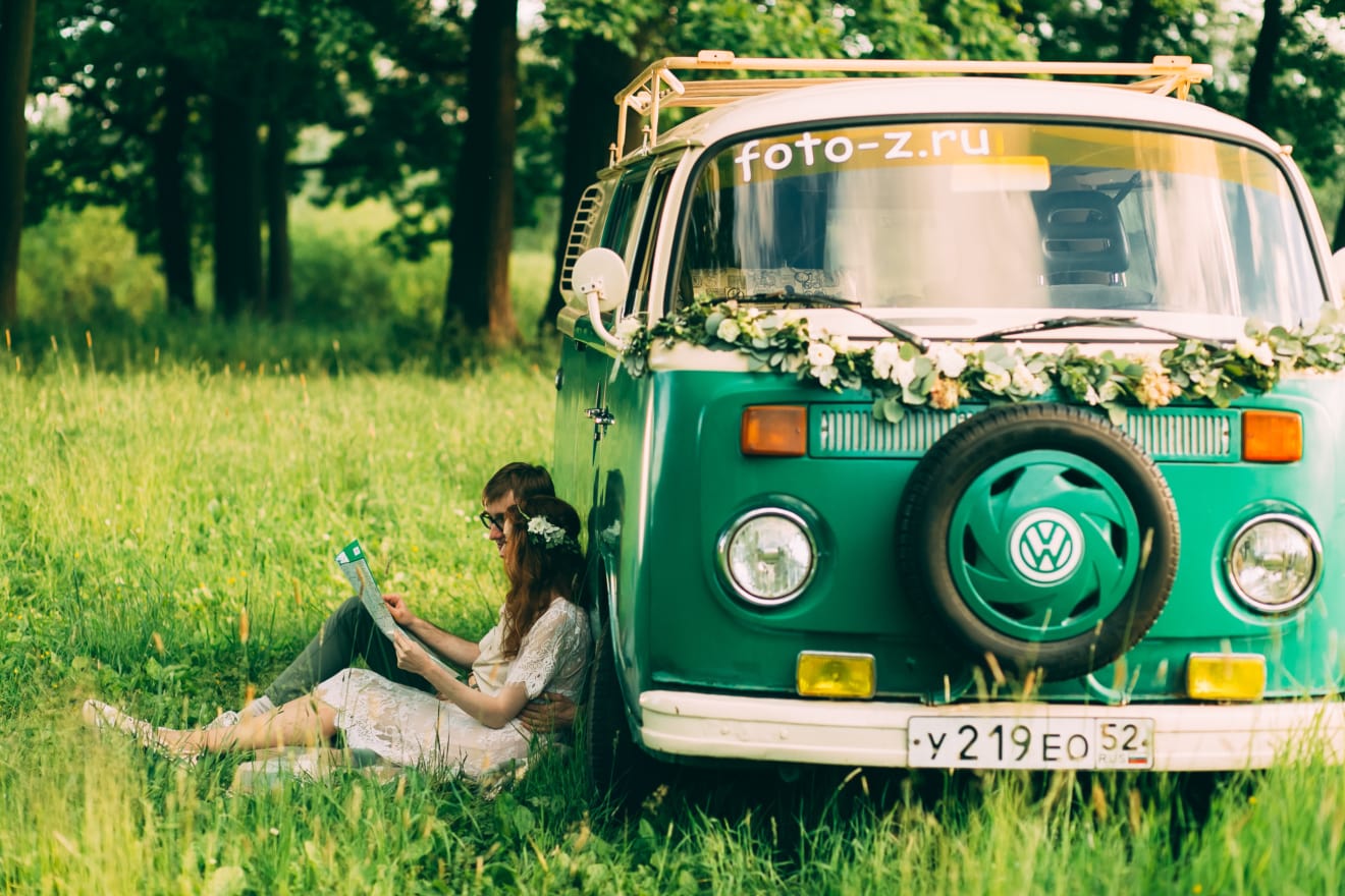 Camper-Paar mit VW Retro-Bus