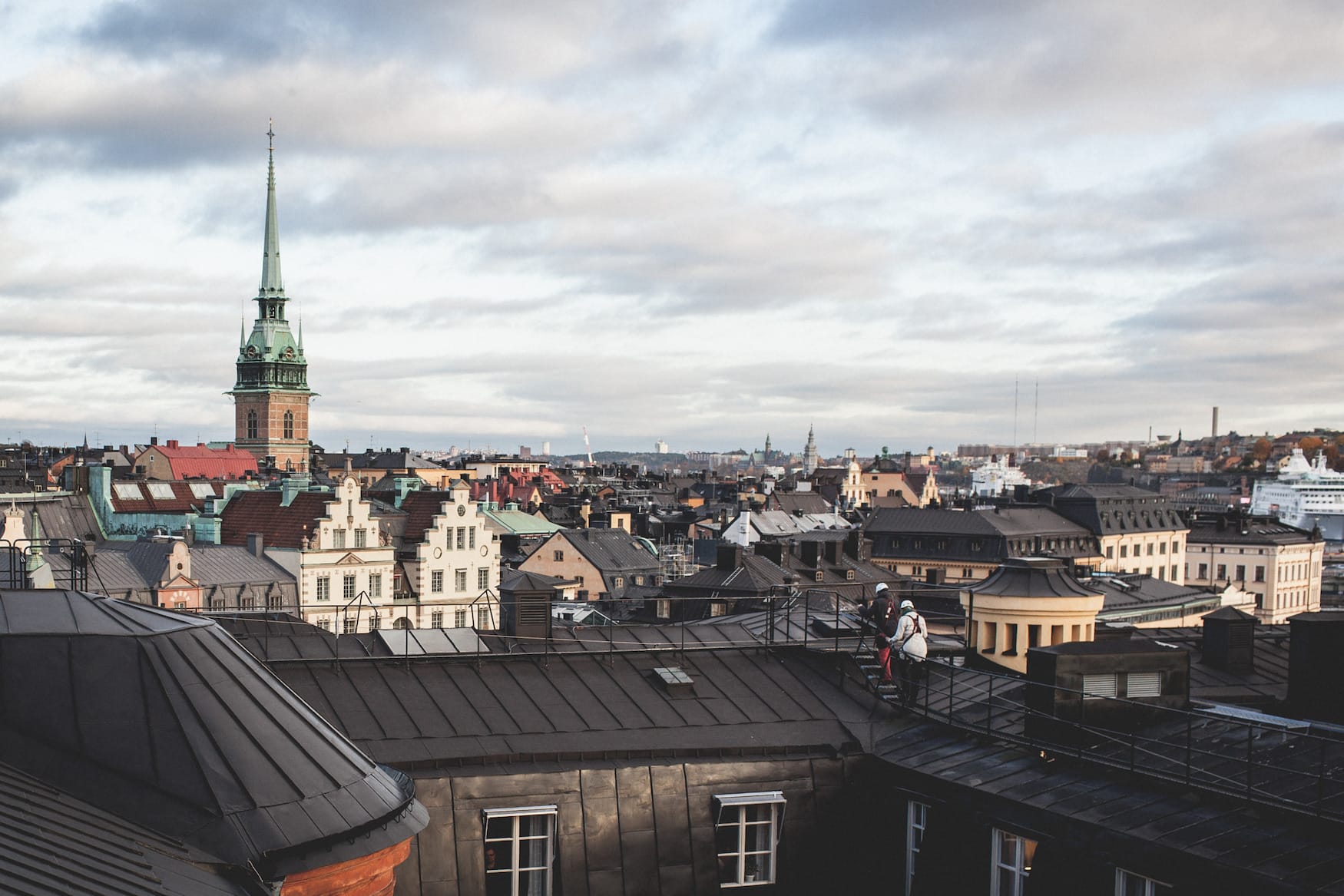 Eine geführte Tour auf dem Dach des alten Parlamentsgebäudes auf Riddarholmen in Stockholm. Eine einzigartige Möglichkeit, die Altstadt zu sehen und mehr darüber zu erfahren.