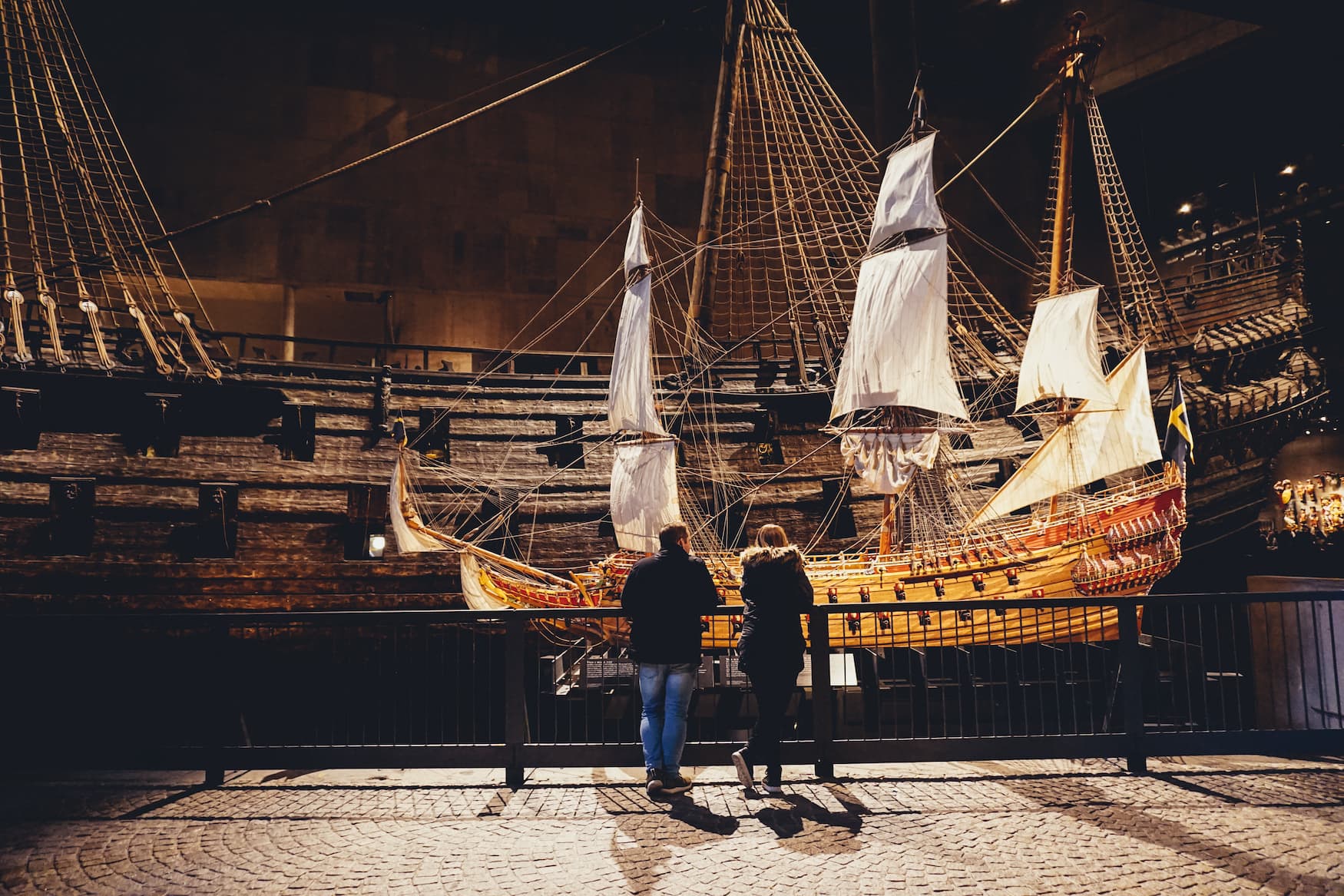 Leute stehen vor Wikingerschiff im Vasa Museum