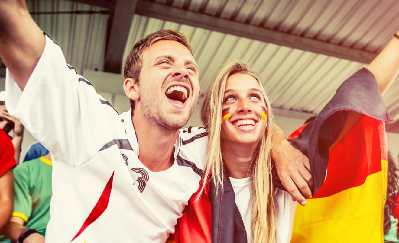 Fußball-WM im Urlaub: Mann und Frau beim Jubel