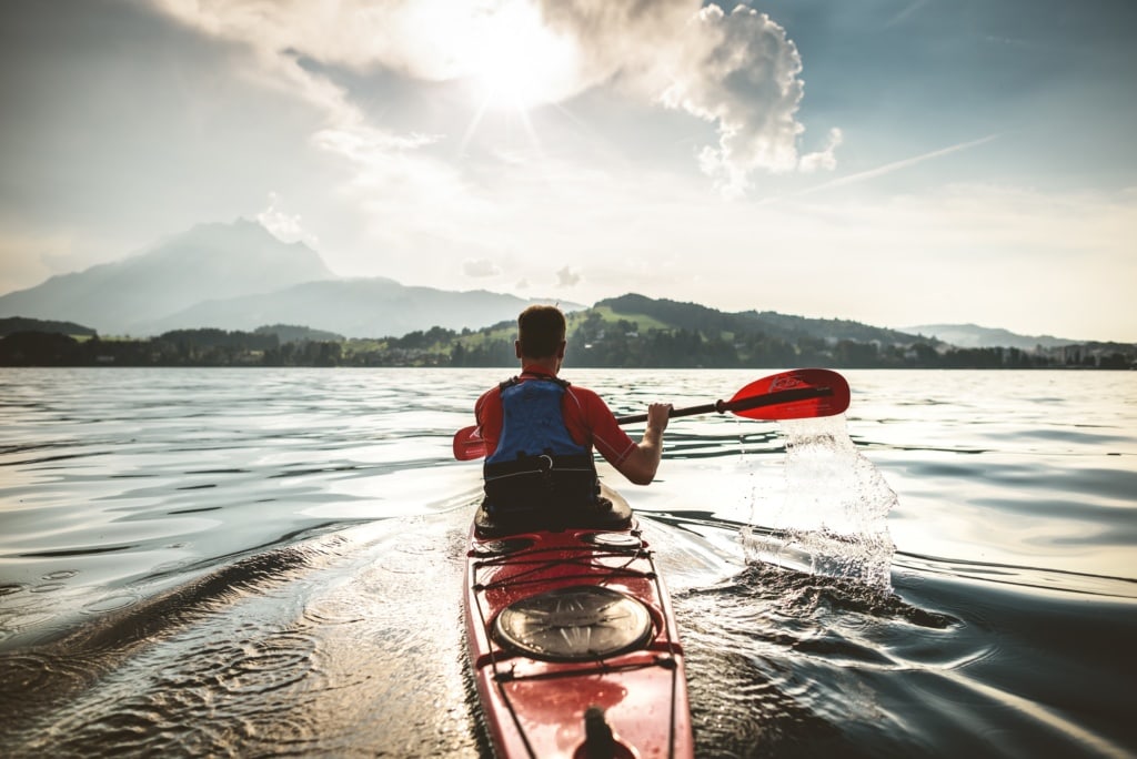 Canoeing auf dem Vierwaldstaettersee zur abendlichen Stimmung.