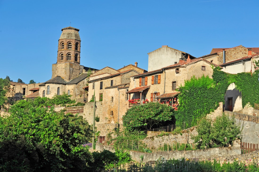 Lavaudieu in der Auvergne, mittig der achteckige Kirchturm ohne Spitze