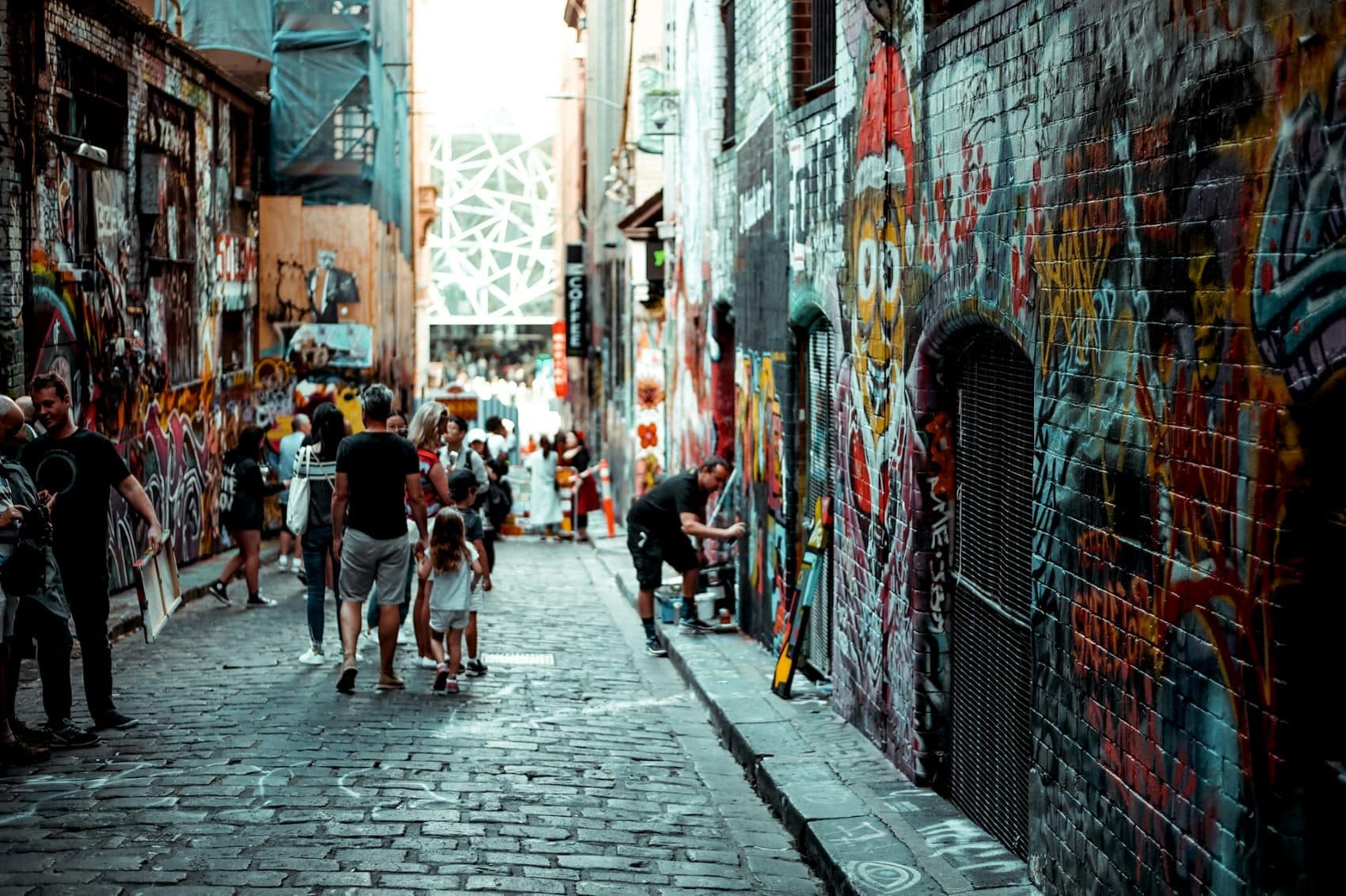 Straßenkünstler und Touristen in Melbourne