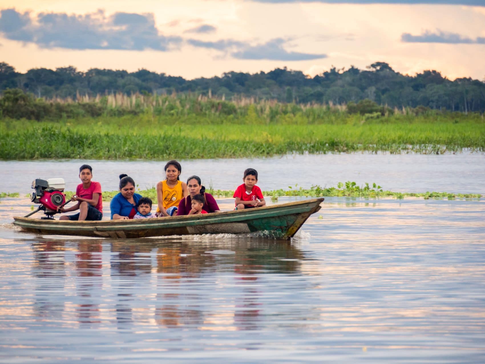 Indigene auf Boot in Peru 