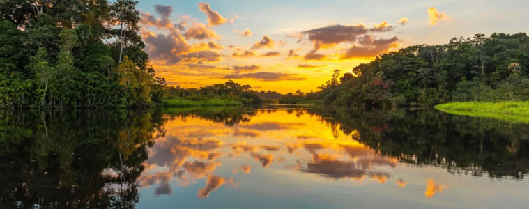 Fluss im Regenwald in Peru