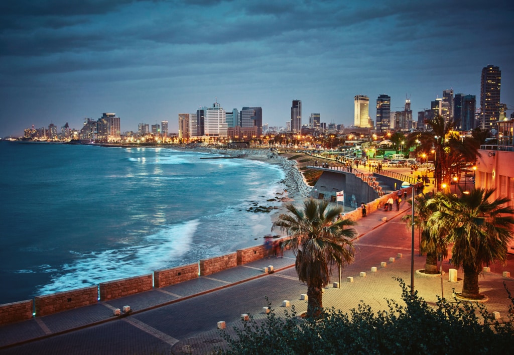 Tel Aviv liegt direkt am schönen langen Sanstrand, an dem abends oft Beach Parties stattfinden.