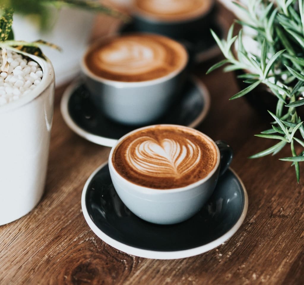 Zwei Tassen Cappuccino mit Latte Art in einer der Kaffeeröstereien in Baden Württemberg 