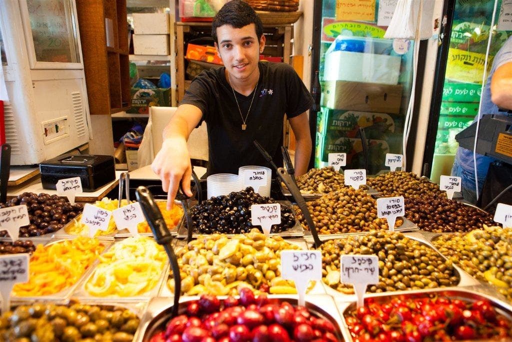 Verkäufer auf einem Wochenmarkt in Tel Aviv