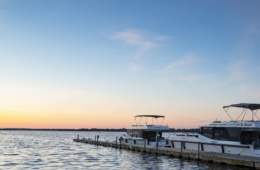 Le Boat Horizon am Westport Marina Pier am Big Rideau Lake bei Sonnenuntergang
