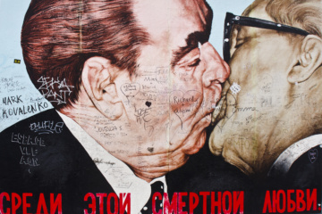 Breschnew und Honecker beim Kuss