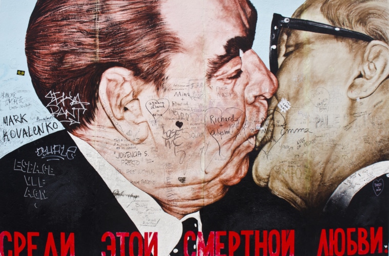 Breschnew und Honecker beim Kuss