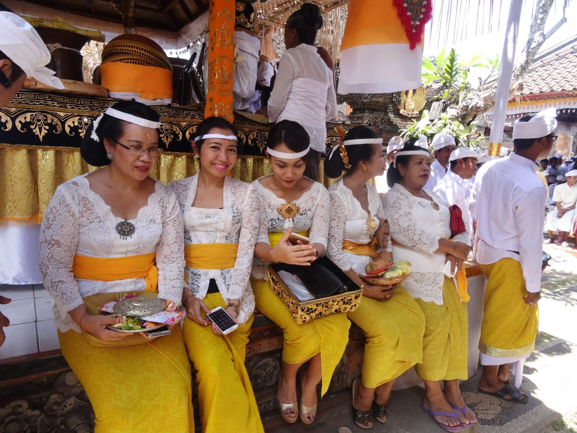 Frauen in einem Tempel in Bali
