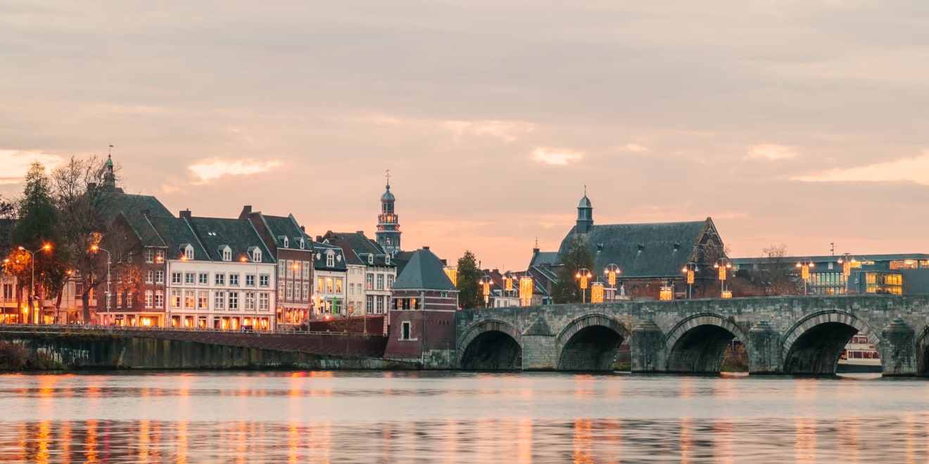 Skyline von Maastricht: das Stadtbild am Ufer der Maas bei Sonnenuntergang