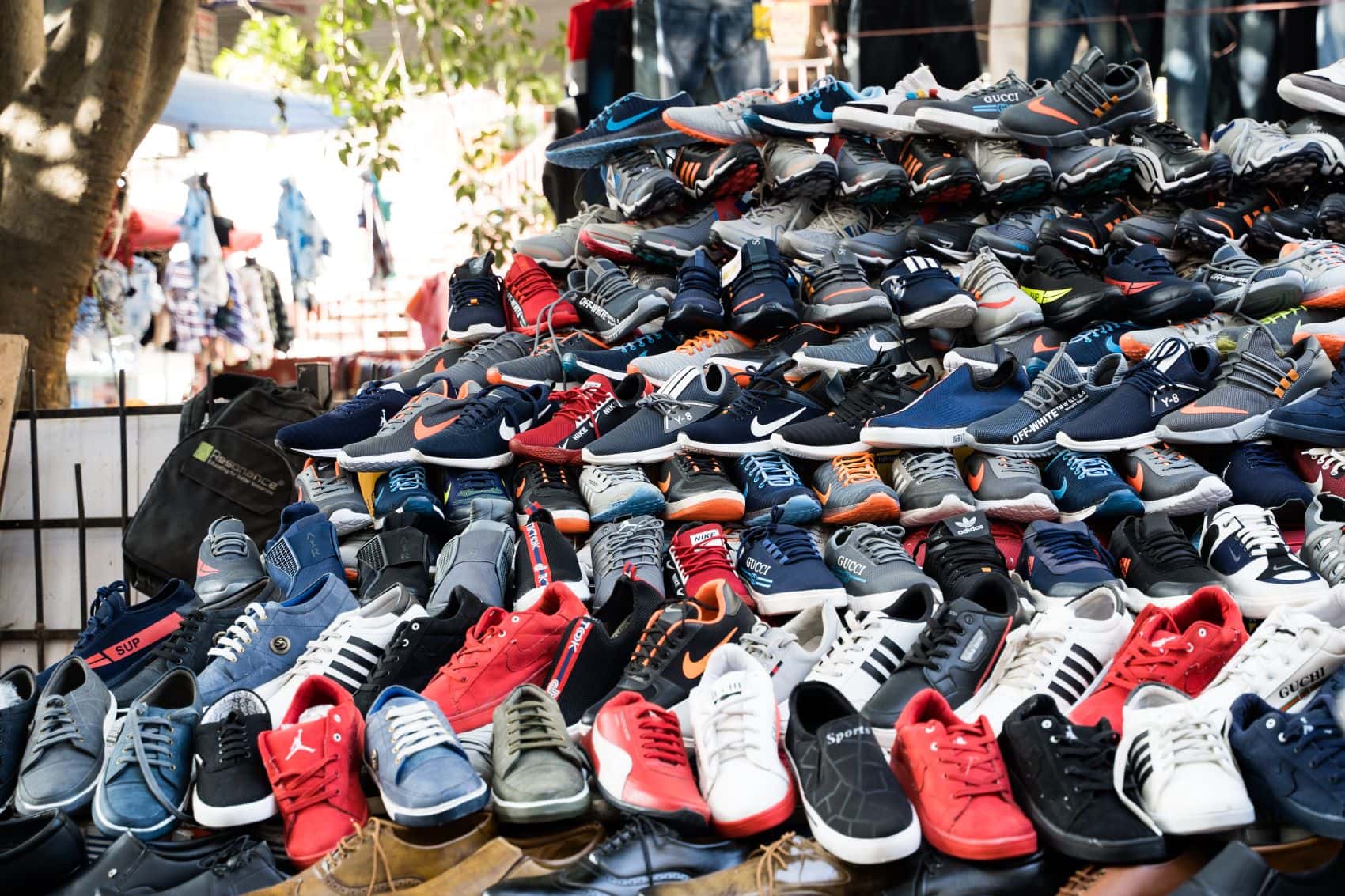 Fake-Sneaker gestapelt auf Markt 