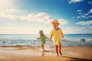 Urlaubsstress für Eltern: Kinder am Strand