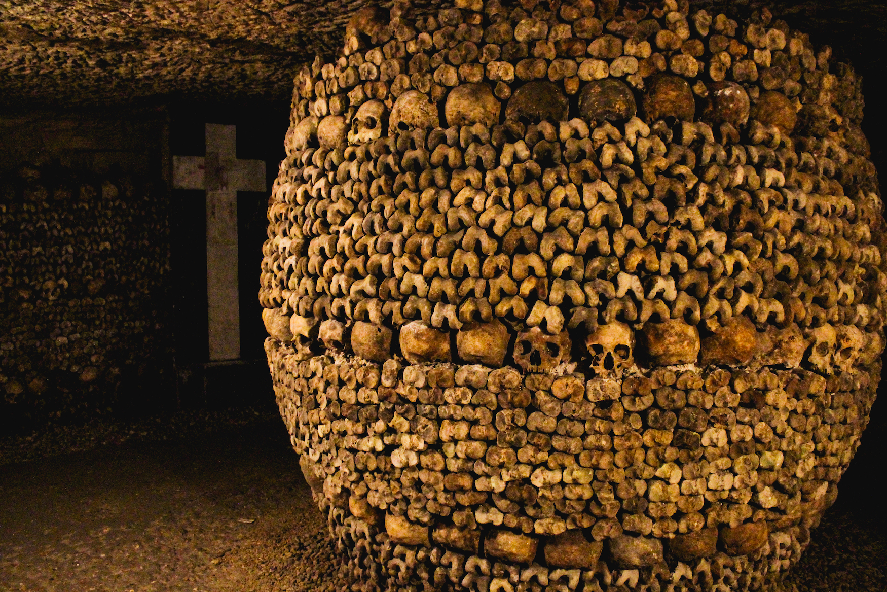 Die Katakomben in Paris mit ihren unzähligen Totenköpfen zählen definitiv zu den gruseligsten Orten der Welt