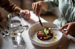 Nahaufnahme eines hübsch dekorierten Teller Essen in Südtirol