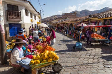 Bunter peruanischer Markt mit Frauen