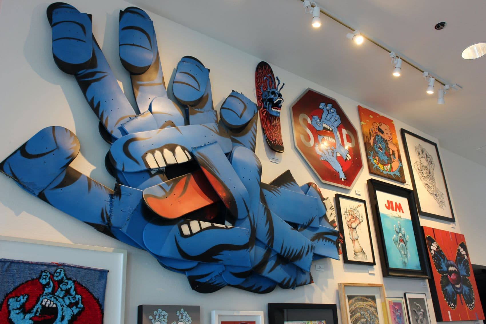 Blick in eine Ausstellung im Museum of Art & History in Santa Cruz, Kalifornien 