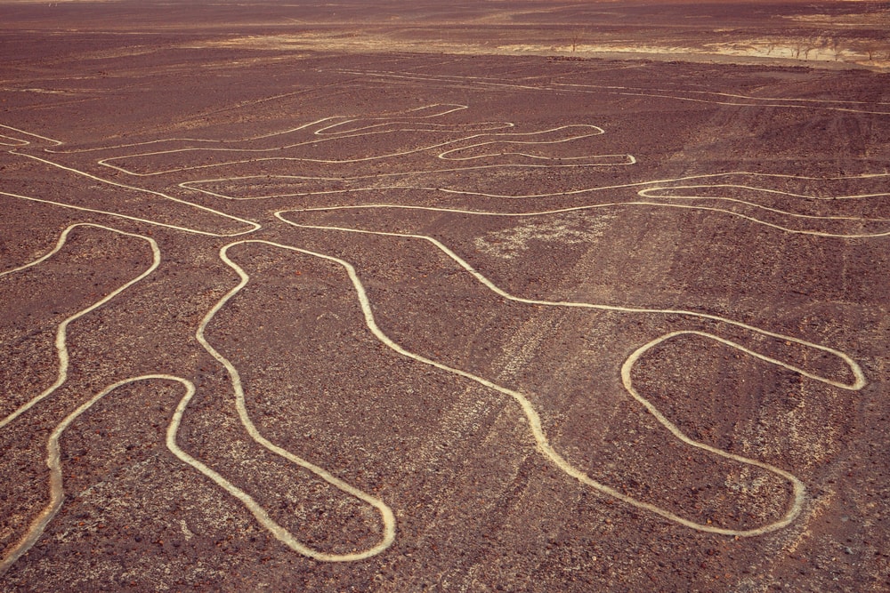 Mystische Linien in Wüste von Nazca von oben