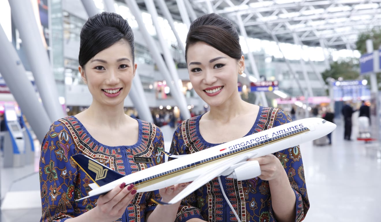 Die beste Flugverbindung nach New York: Singapore Airline Girls am Düsseldorfer Flughafen