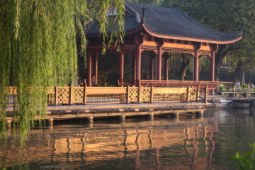 Schwimmender Pavillon mit Spiegelung in Wasser