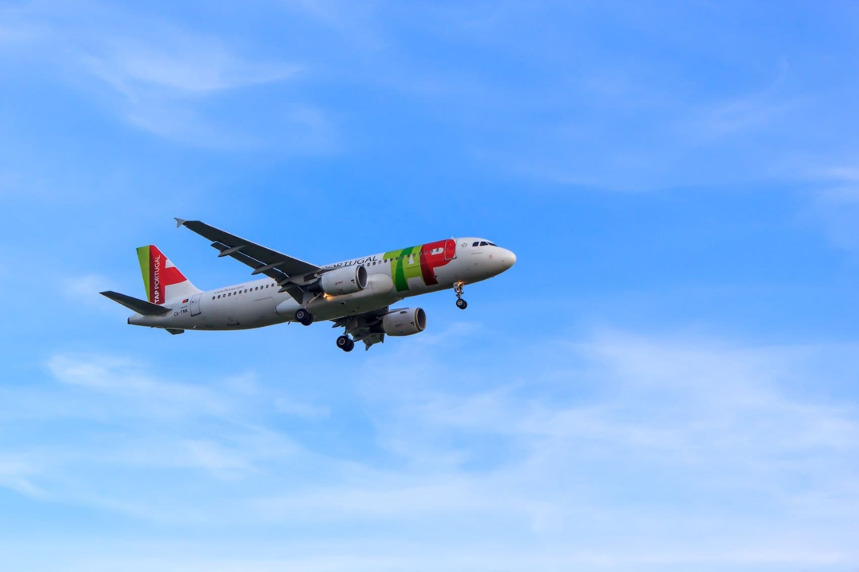 Flugzeug der Airline TAP Portugal in der Luft 