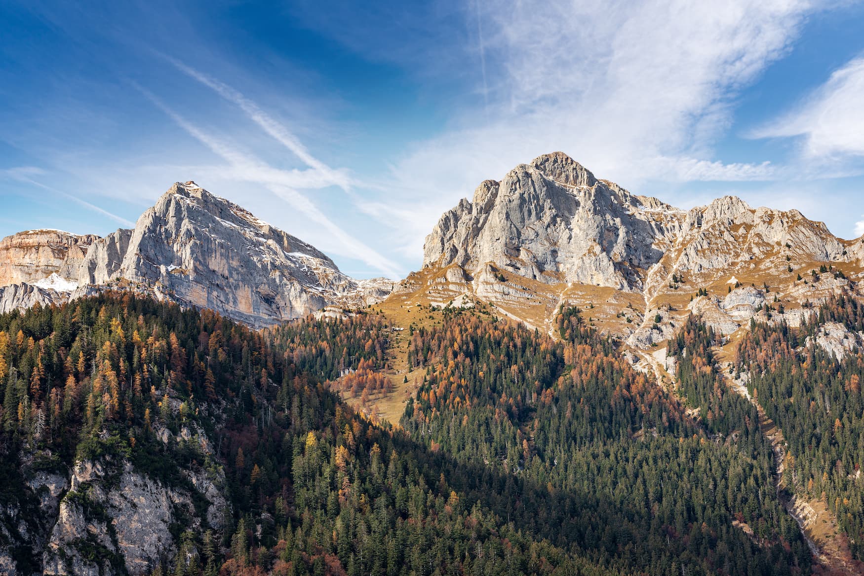 Herbstliche Berglandschaft in Trentino