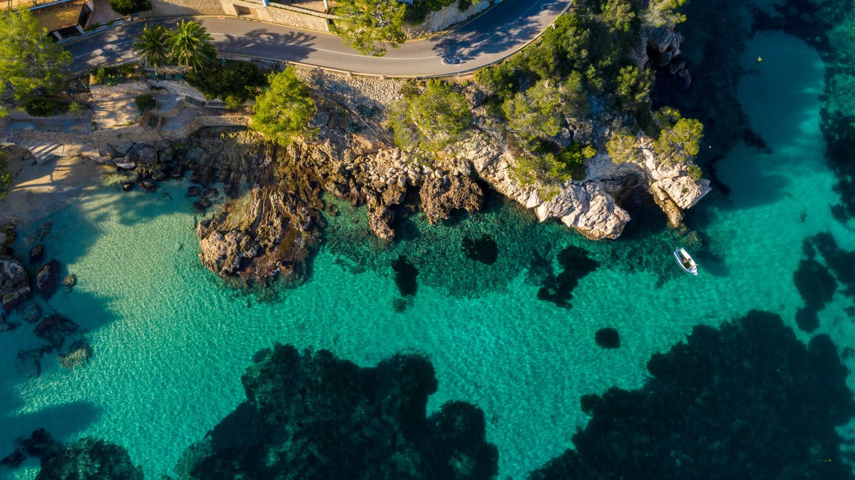 Drohnensicht der Küstenstraße am Strand Cala Fornells auf Mallorca