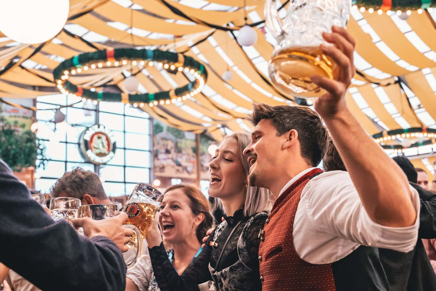 Menschen feiern im Festzelt auf dem Oktoberfest in München