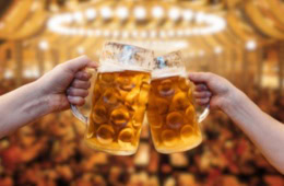 Maßkrüge auf dem Oktoberfest