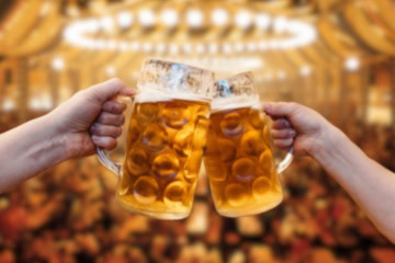 Maßkrüge auf dem Oktoberfest