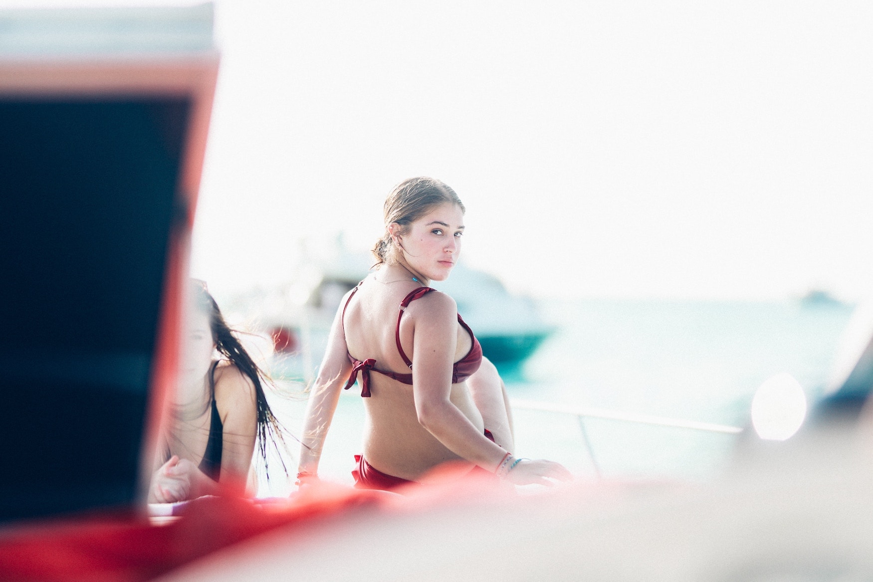 Frau im bikini auf Partyboot in Cancún