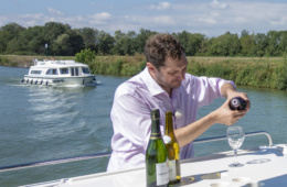 Weinverkostung auf dem Hausboot